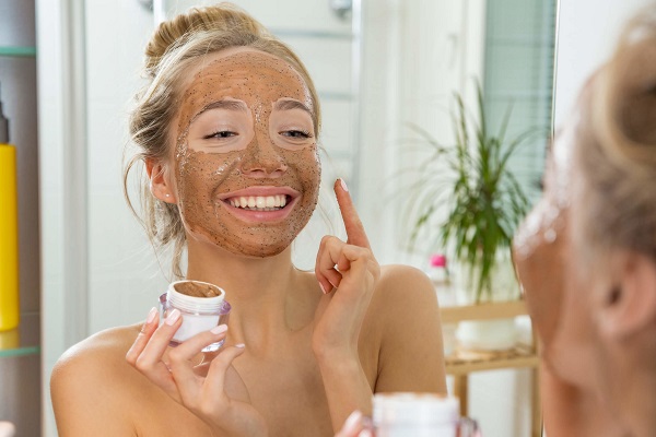Tẩy tế bào chết là cách thải độc da mặt tại nhà được áp dụng phổ biến, tuy nhiên không nên lạm dụng để tránh da bị bào mòn quá mức
